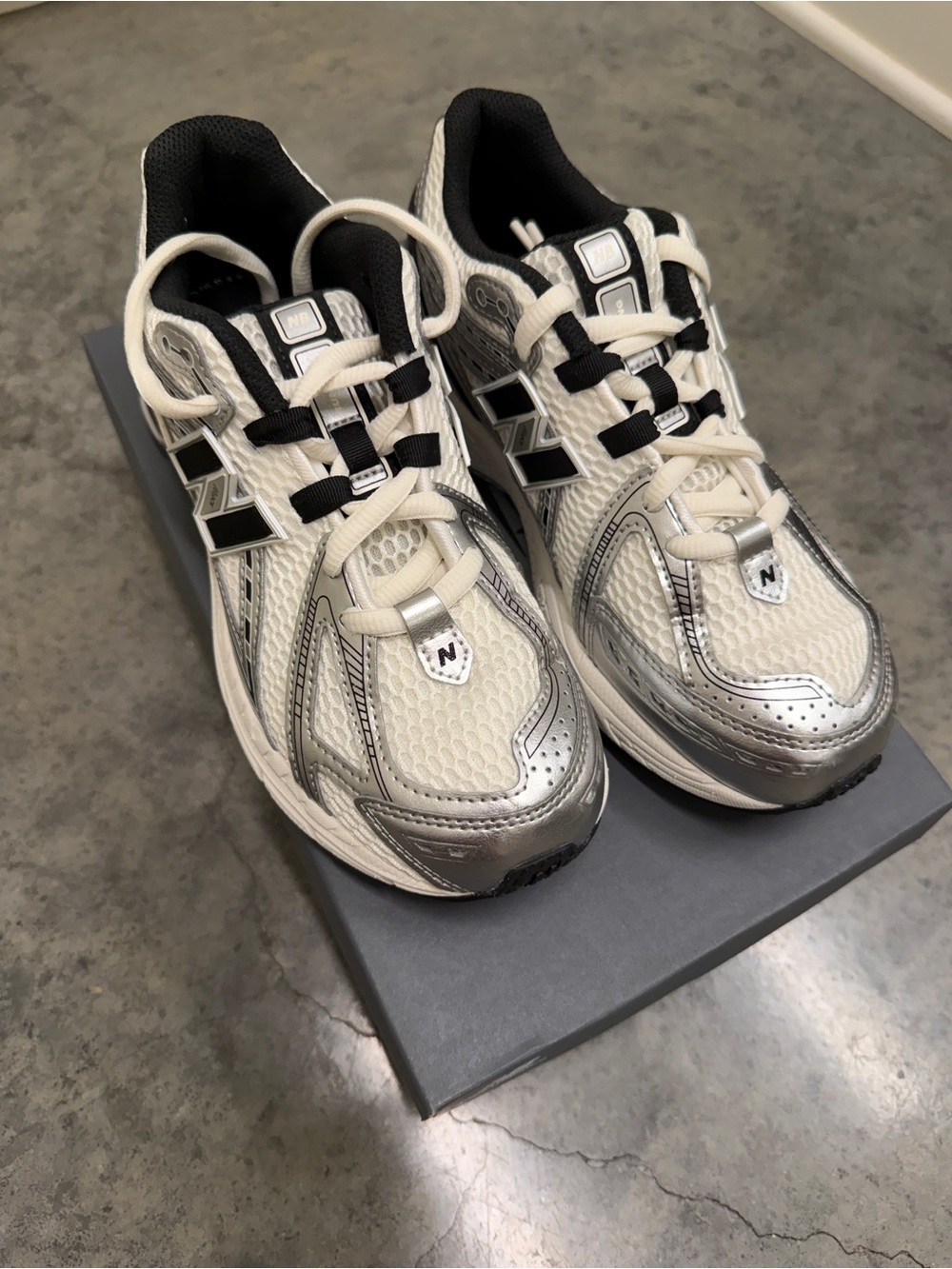 New Balance 1906R Sneakers Big Kids 5.5 women’s 7 Silver Black Y2K
